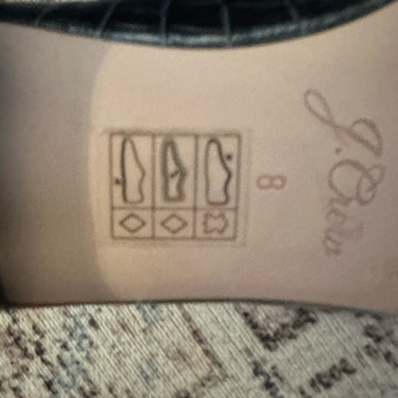 Hunter green scaled shoes from Jcrew. Only worn once for try on. - Picture 3 of 4